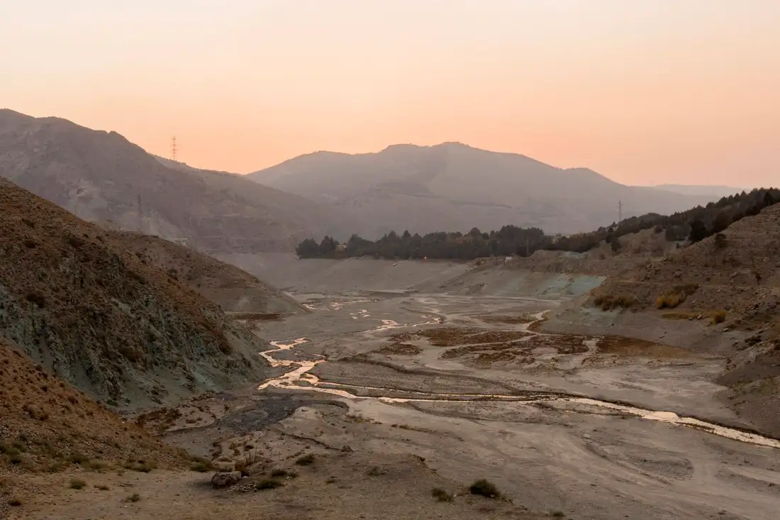 یک رود خشک شده در نزدیکی سد لتیان در تهران