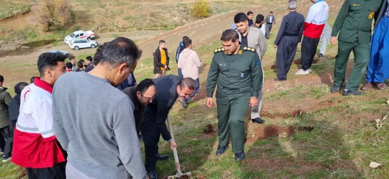 کاشت یکهزارو ۵۰۰ بذر بلوط وبادام در جوانرود کاشت یکهزارو 500 بذر بلوط وبادام در جوانرود