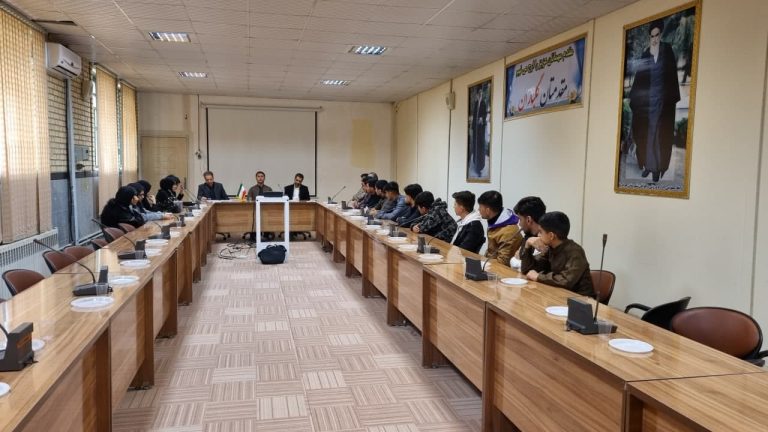 نشست هم اندیشی فرماندار جوانرود با جوانان به مناسبت هفته جوان