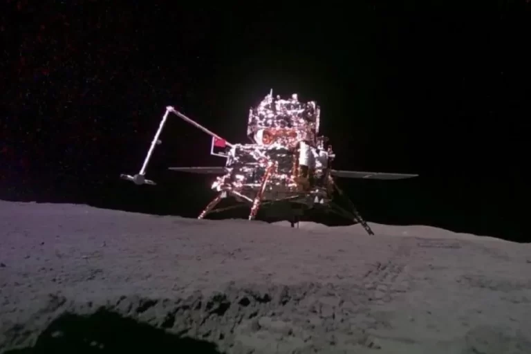 پرچم چین روی نیمه تاریک ماه به اهتزاز درآمد