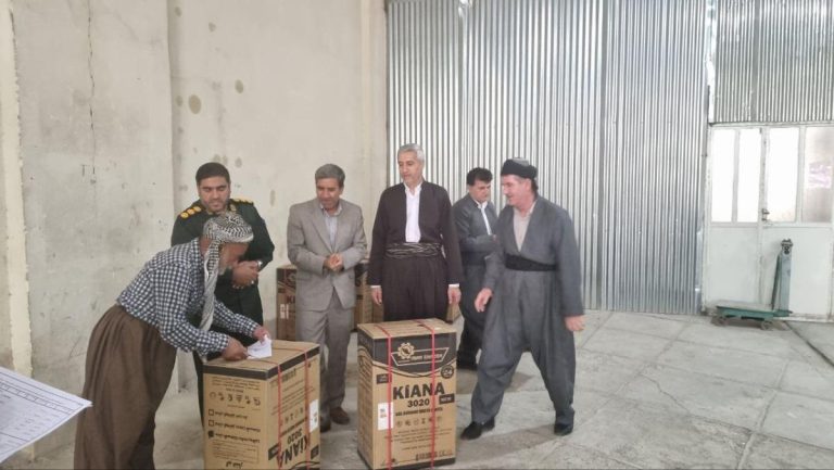 توزیع ۱۲ دستگاه آبگرمکن بین مددجویان کمیته امداد امام خمینی