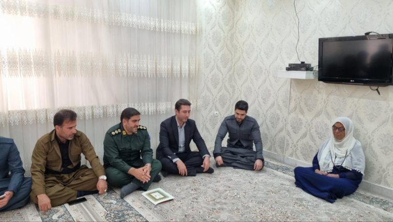 افتخار مسئولان دیدار با خانوادههای شهدا است