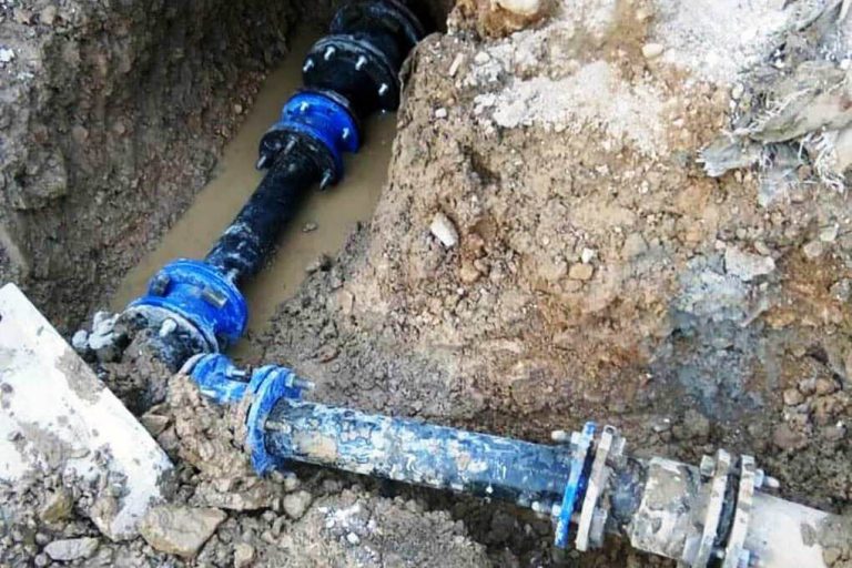 رفع شکستگی خط اصلی انتقال آب جوانرود بدون قطعی آب