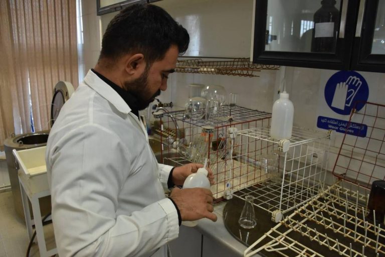 کیفیت و بهداشت آب مشترکان کرمانشاهی در ۱۷ آزمایشگاه شرکت آبفا کنترل میشود